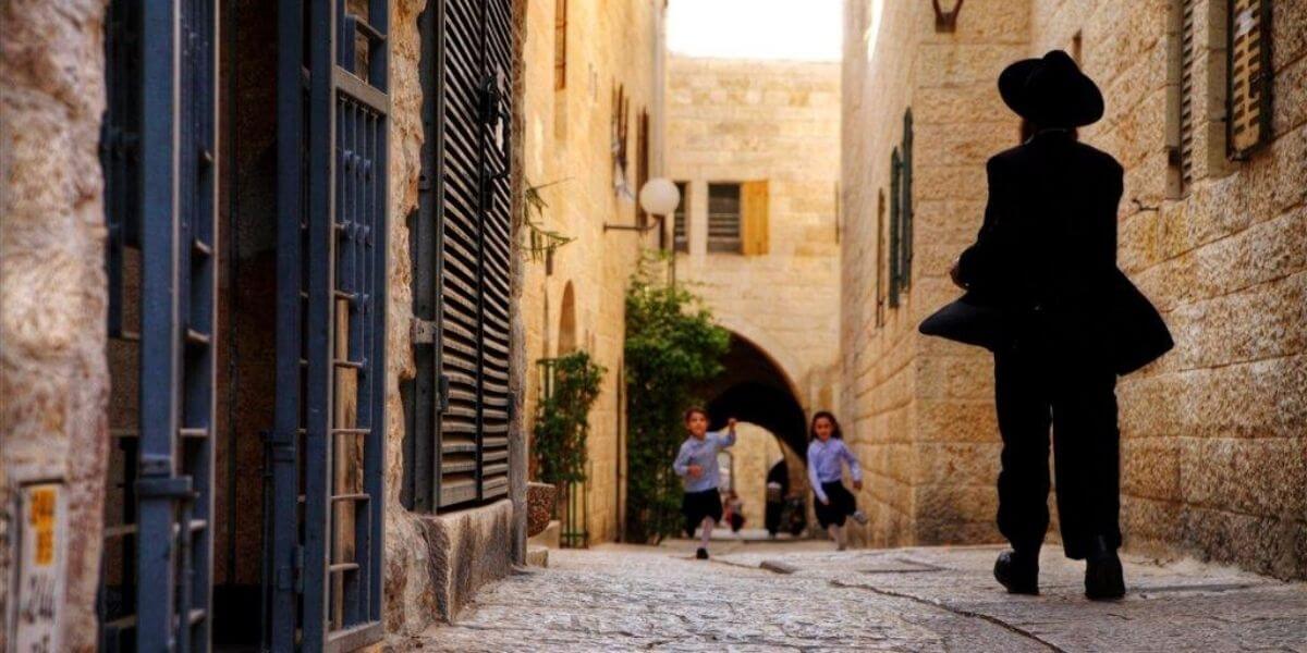 Waling tours in the old city Jewish quarter