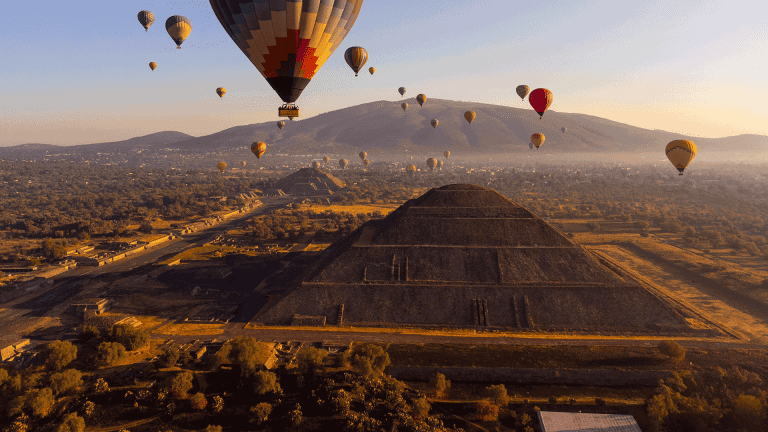 Teotihuacan-Pyramid-and-balloons