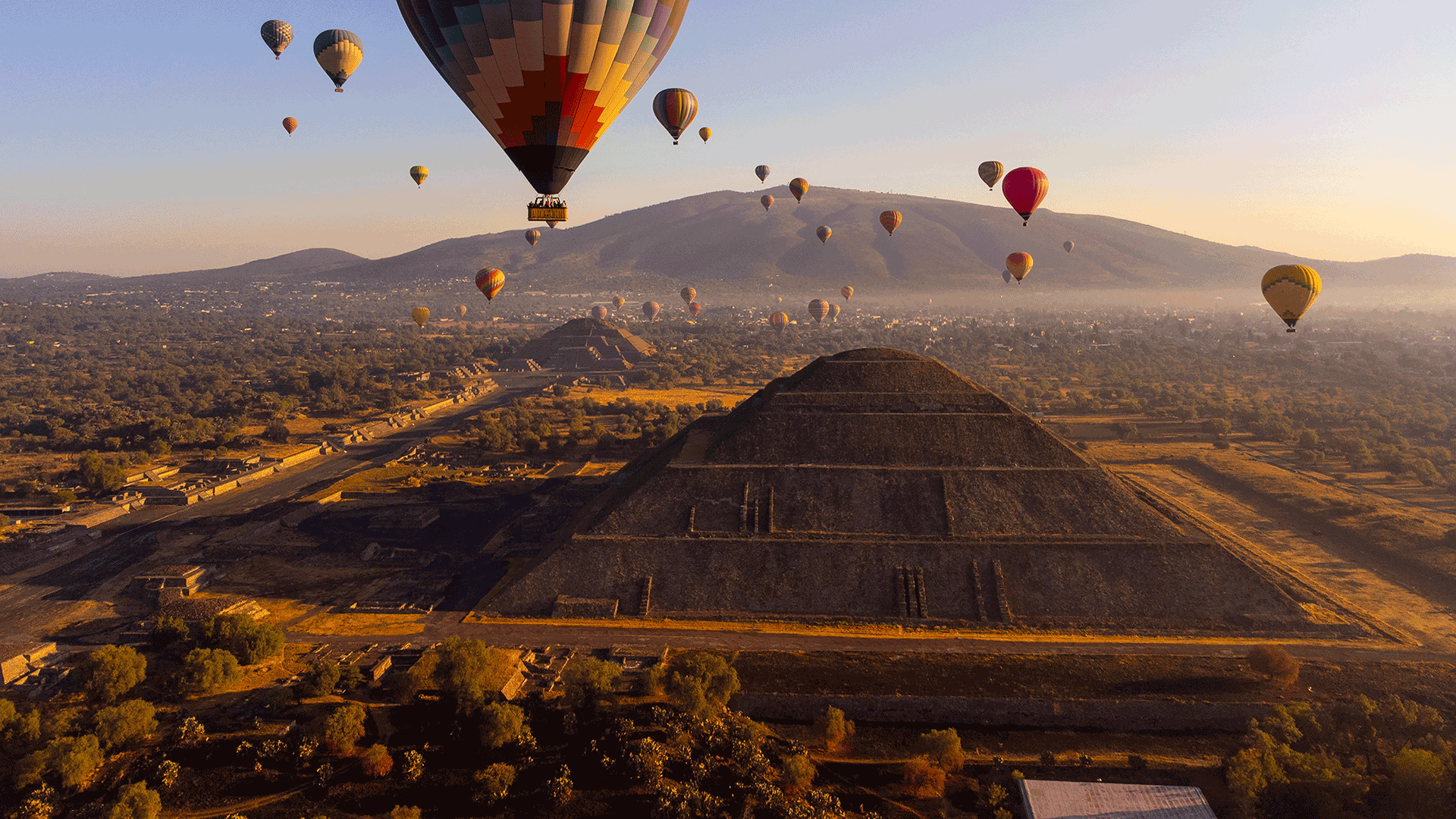 Teotihuacan-Pyramid-and-balloons