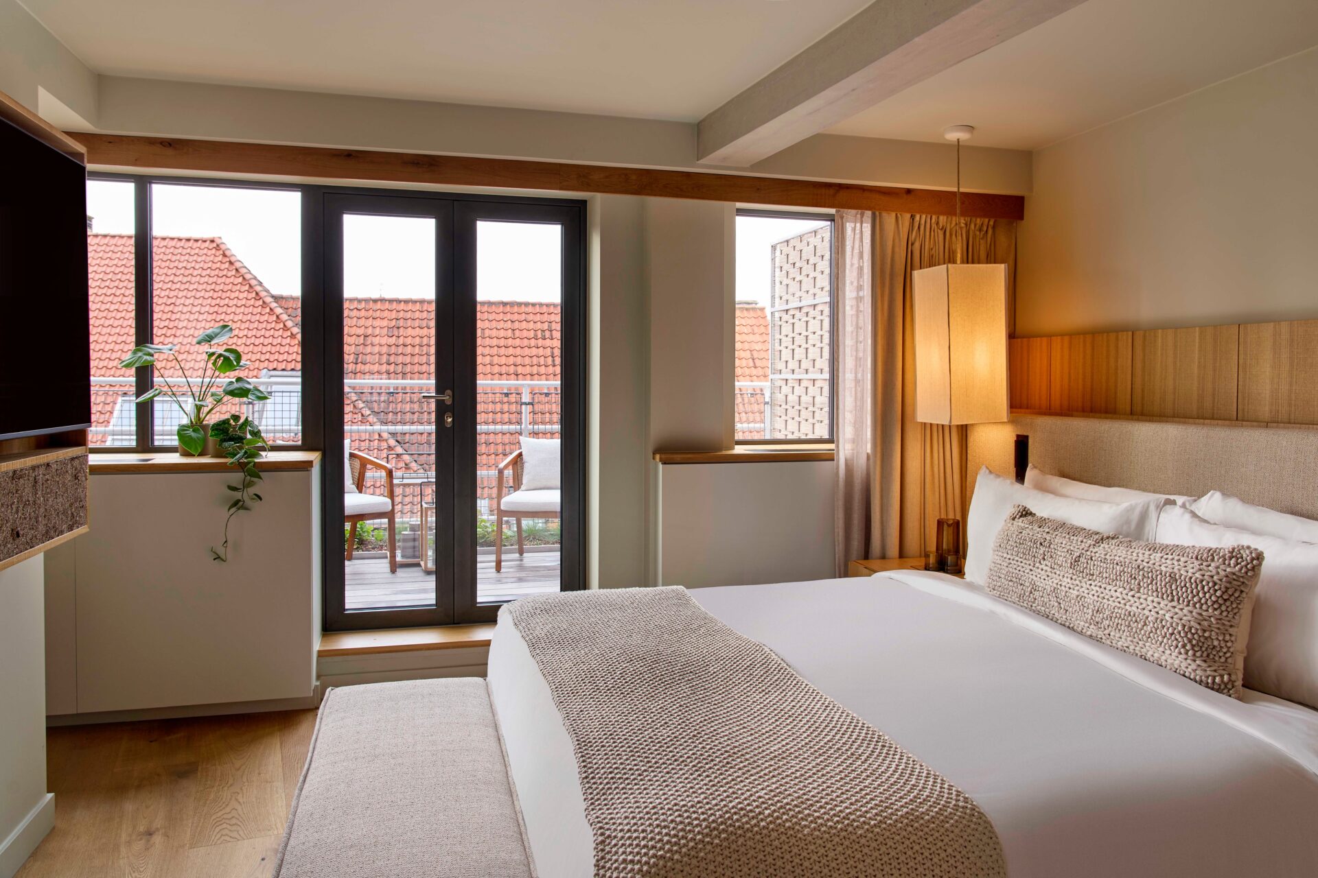 imgi_180_1CPH_hazel_signature_suite_bedroom_balcony_2